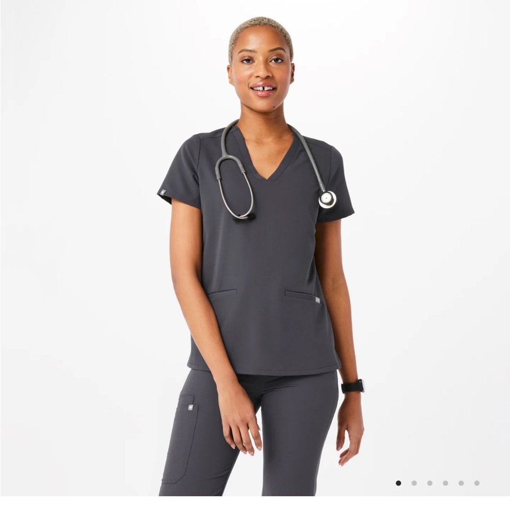 Figs Women’s Casma Three Pocket Scrub Top in Charcoal